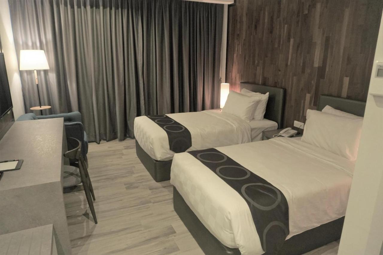 Frame Hotel George Town Esterno foto