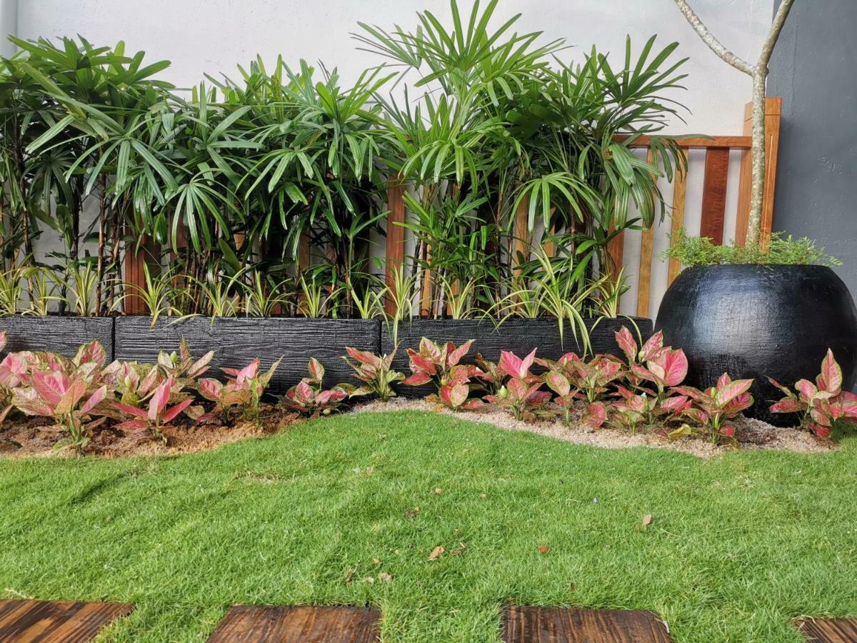 Frame Hotel George Town Esterno foto