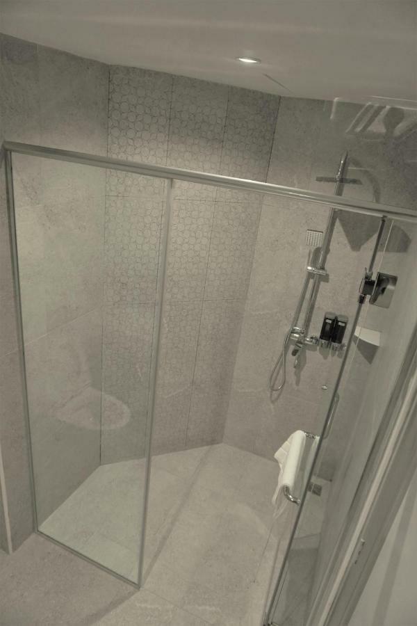 Frame Hotel George Town Esterno foto